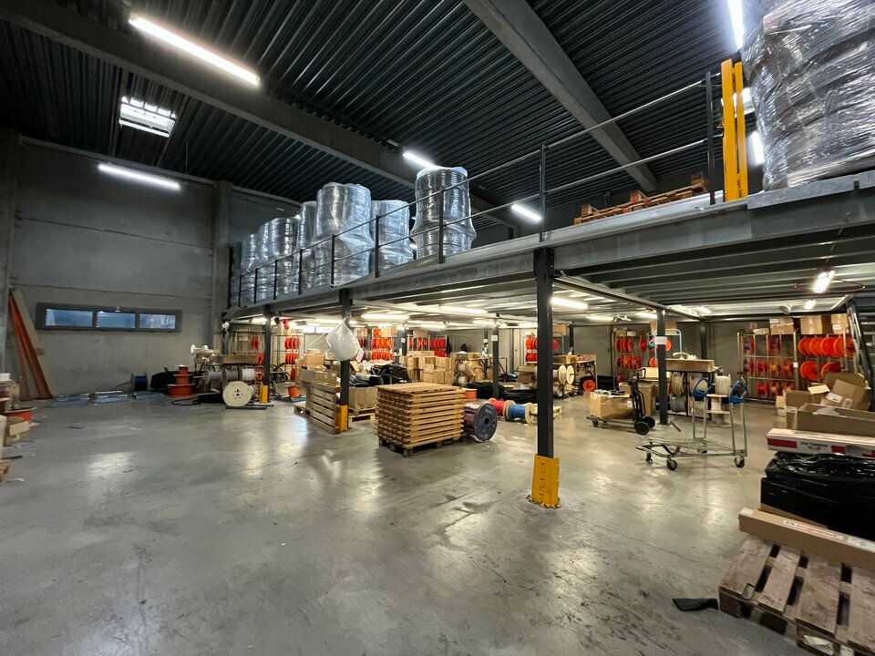 Location local d''activites 500 m² non divisibles