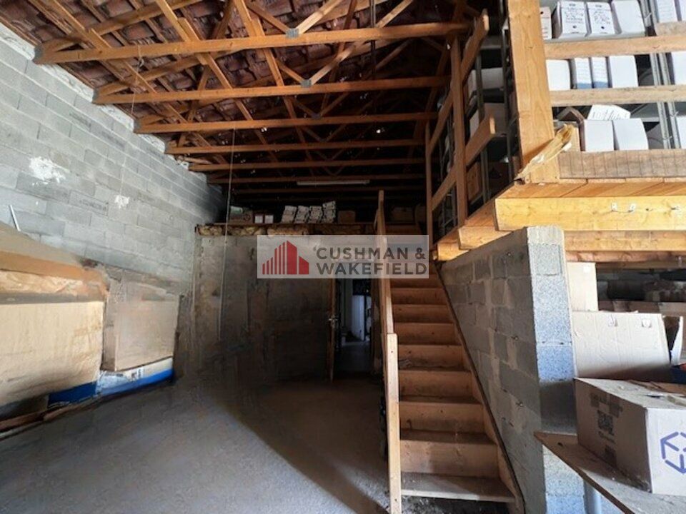 Vente local d''activites 243 m² non divisibles