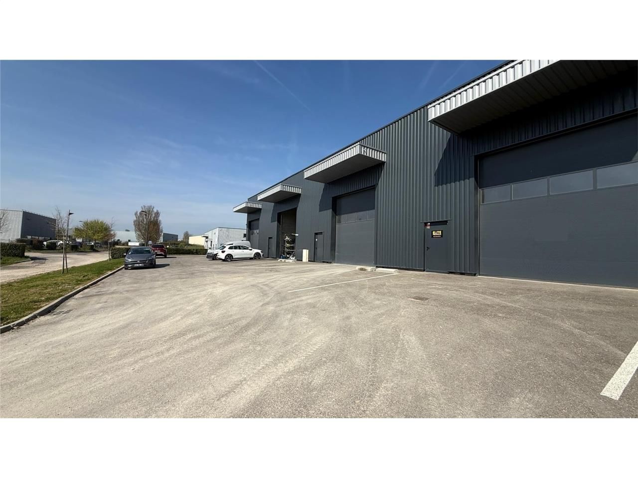 Vente entrepots 145 m² non divisibles