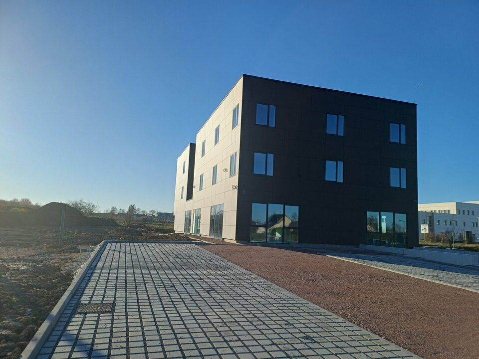 A VENDRE OU A LOUER - TRES BEL IMMEUBLE AU BORD DU BOULEVARD URBAIN NORD.