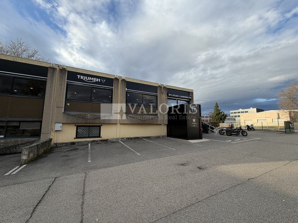 Valoris Real Estate vous propose un local commercial d'une surface de 360 m² au cœur de la zone Techlid à Dardilly sur un axe passant et prisé.