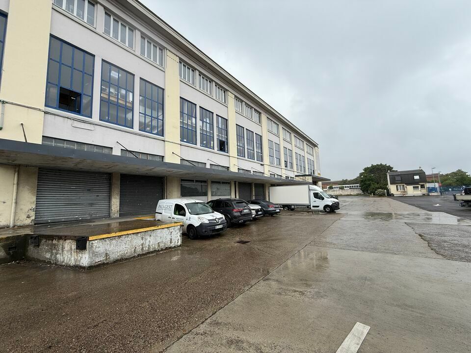 France Locaux vous propose des entrepôts avec quais de déchargement à louer au sein d'une zone d'activité gardiennée.