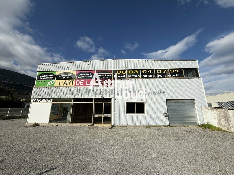 Local de 416 m² sur 2 niveaux avec vitrine