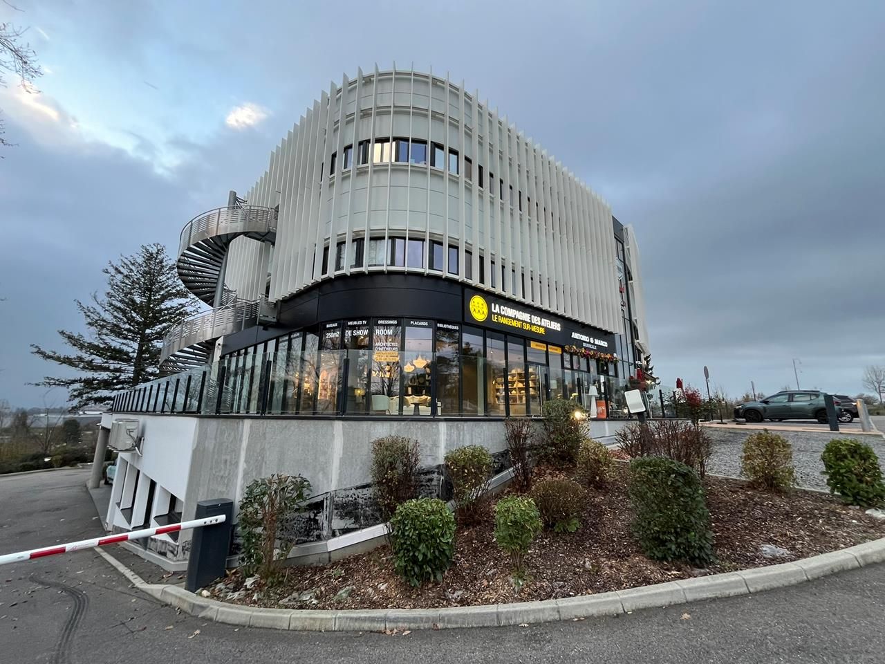 Exclusivite elipso immobilier bureaux  a la location haut de gamme a Limonest ideal siege social  ou pole de  direction roof top exceptionel bus nombreux parkings et autoroute