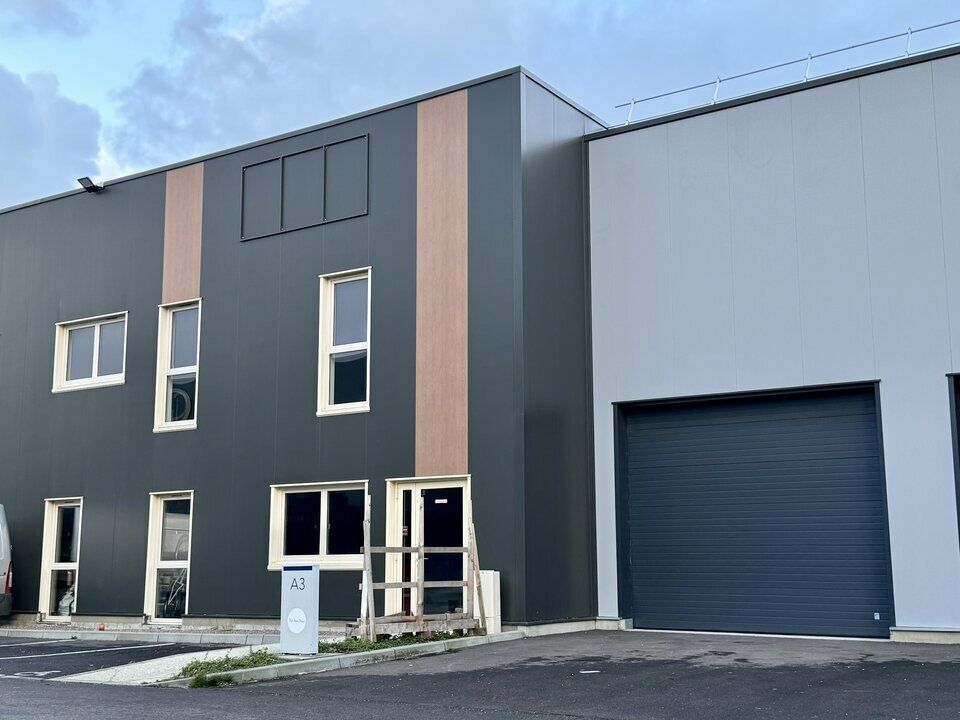 A LOUER - ZA DYNAMIQUE PERIPHERIE DU HAVRE - CELLULE 555 m² + 5 PARKING VL  