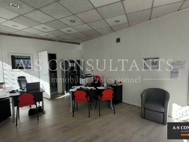 LE PEAGE DE ROUSSILLON (38550) à vendre local commercial de 36 m² avec stationnements devant le bâtiment situé sur l'axe principal. 