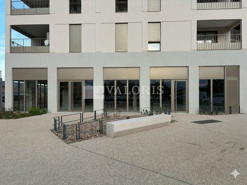 Valoris Real Estate vous propose à la location un commerce de 178 m² au cœur de Dardilly.