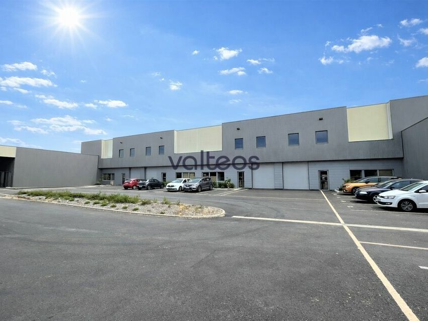 Location local d''activites 1366 m² divisibles à partir de 306 m²