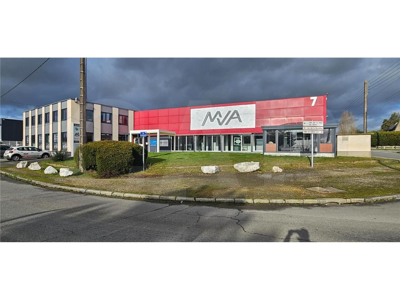 Vente local 1850 m² à Le Rheu