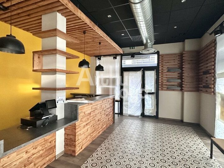 Location local commercial 75.12 m² non divisibles