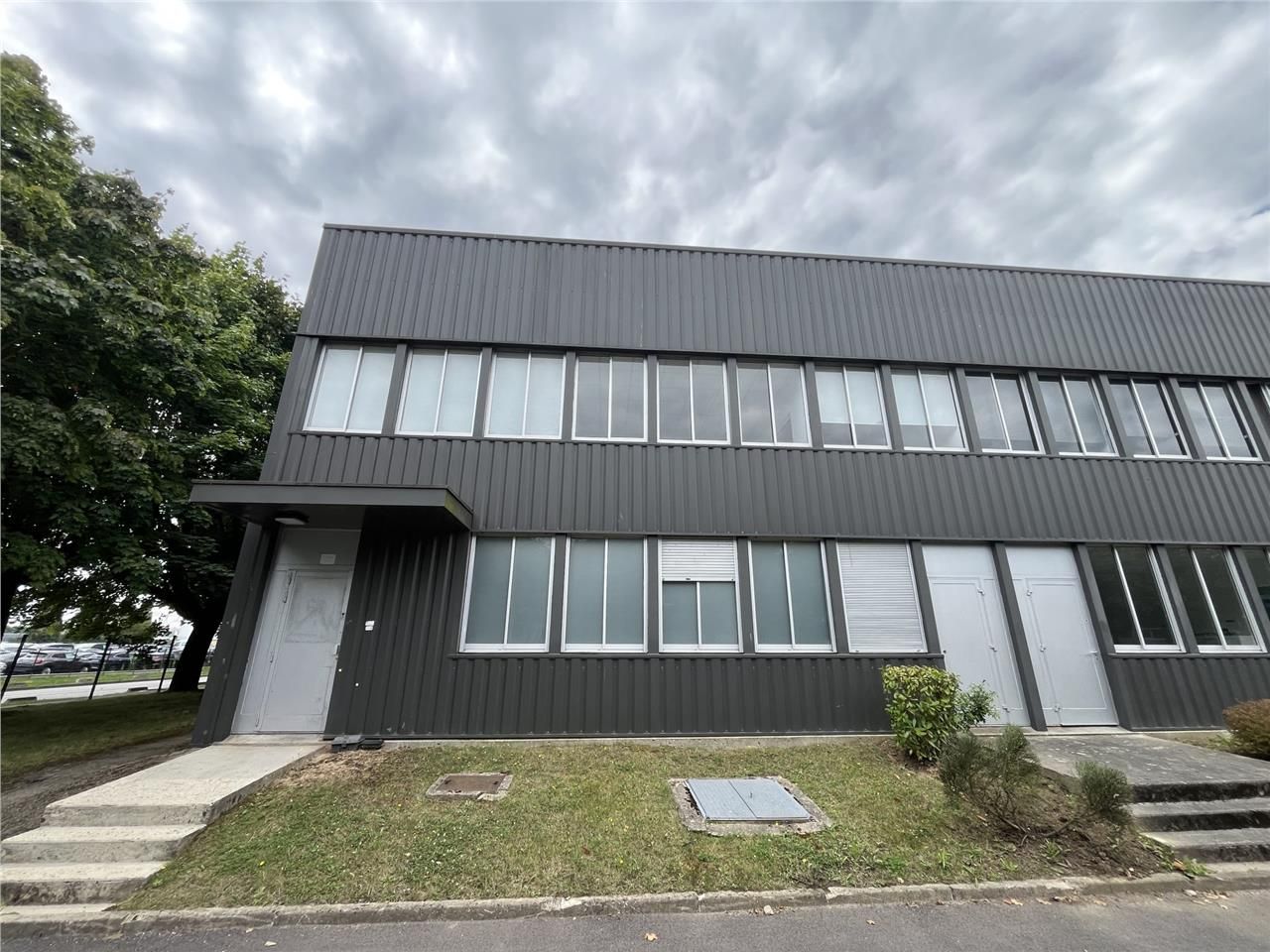 Location local 496 m² à Coignières