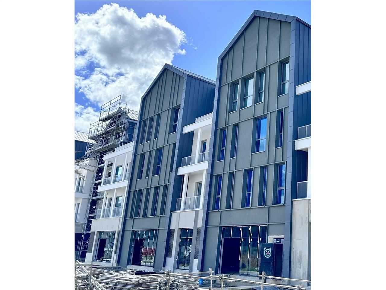 Location local 191 m² à Serris