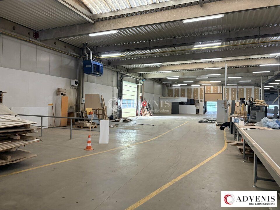 A LOUER - ENTREPOT ET BUREAUX - 4045 M²