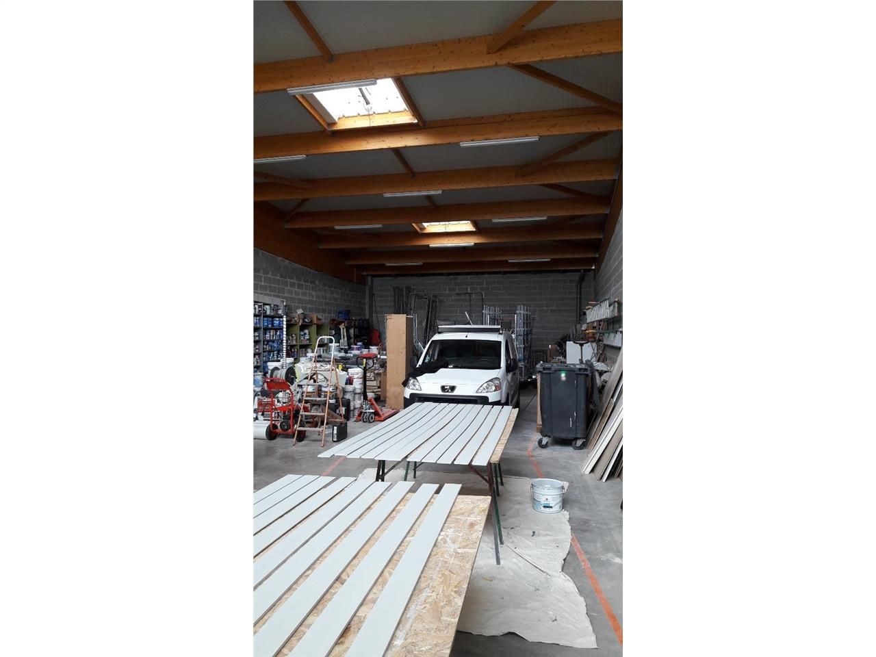 Local d'activités récent au pied de la rocade nord.