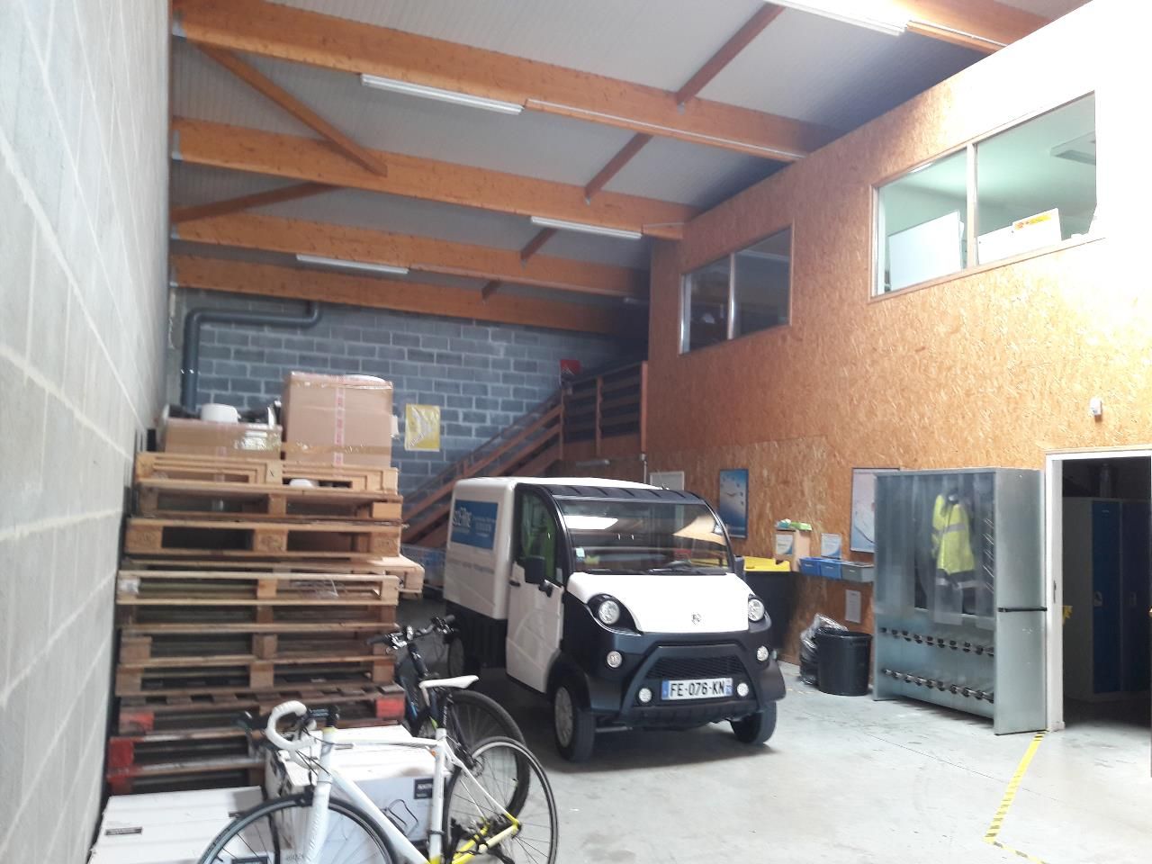 Local d'activités récent au pied de la rocade nord.