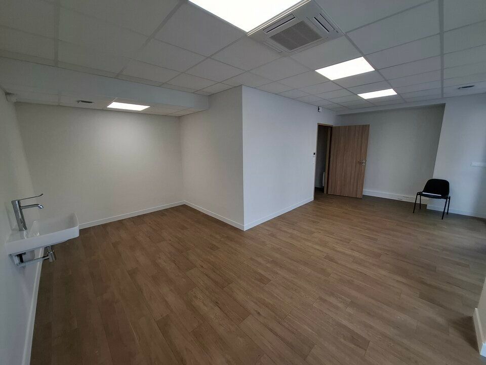 A VENDRE : LOCAUX PROFESSIONNELS - CLINIQUE COTE D'EMERAUDE ST MALO - 27m² à 144 m²