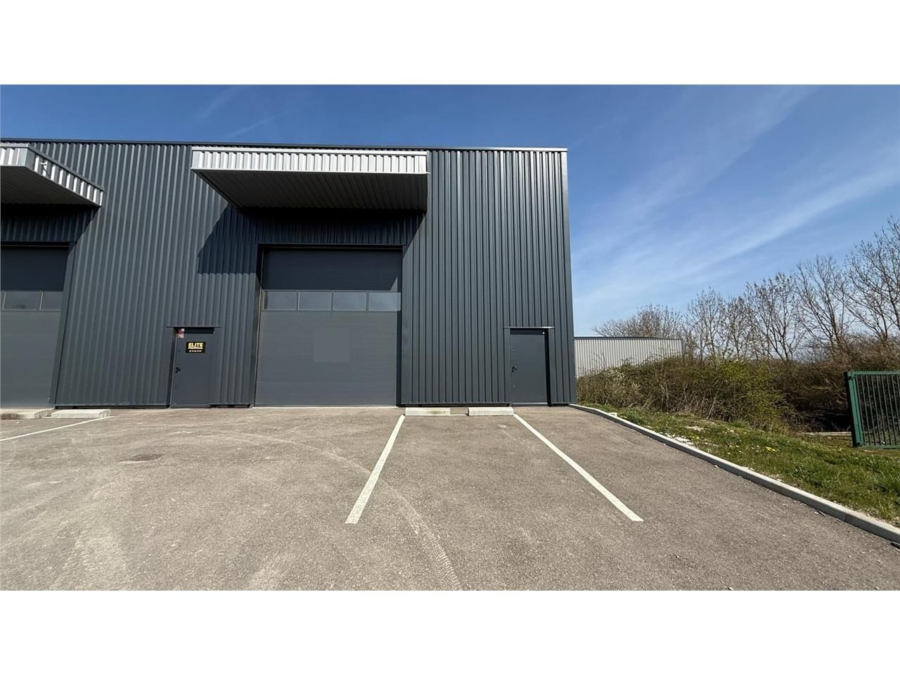Vente entrepots 145 m² non divisibles
