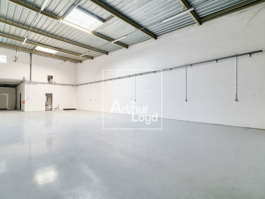 Location local d''activites 837 m² divisibles à partir de 279 m²