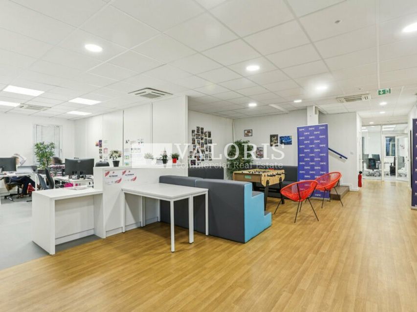 Nous vous proposons des bureaux lumineux, climatisés et parfaitement aménagés au cœur du 7ème arrondissement de Lyon. 