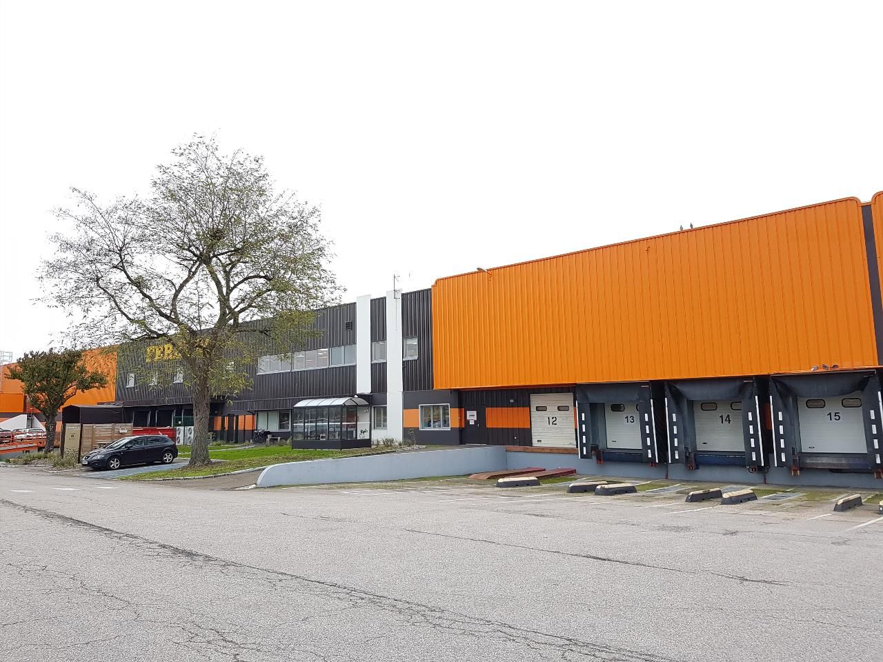 Location entrepot 11569 m² non divisibles