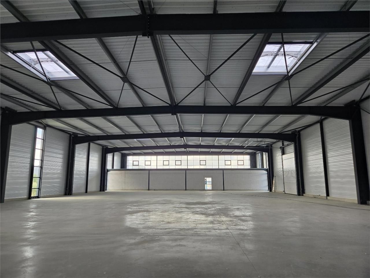 Vente local 1616 m² à PARCAY MESLAY