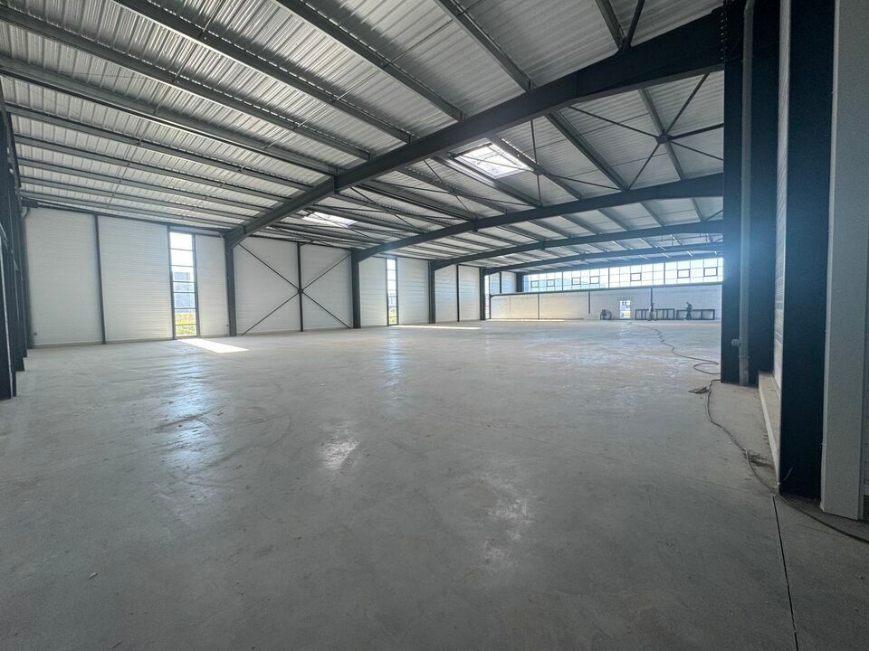 TOURS NORD LE CASSANTIN - A LOUER BATIMENT D'ACTIVITES DE 1 640 M² - TERRAIN 3 130 M²