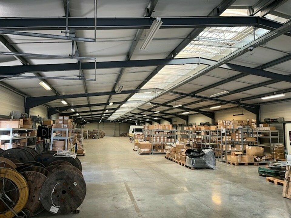 Location local d''activites 1451 m² non divisibles