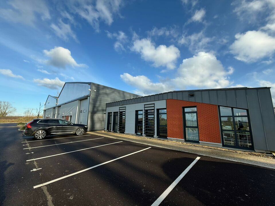 Location local d''activites 327 m² divisibles à partir de 163 m²