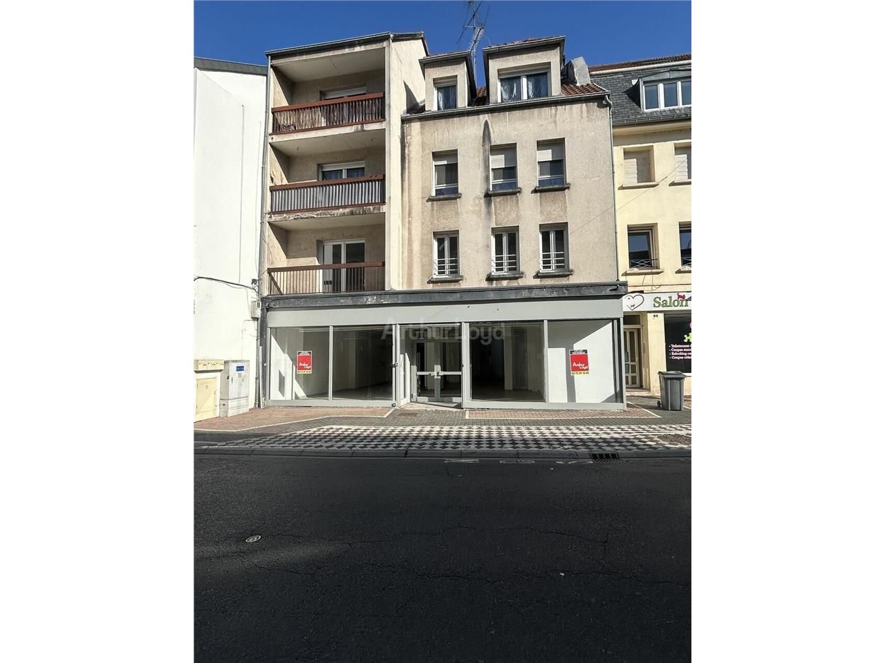 Location local commercial - 240 m²