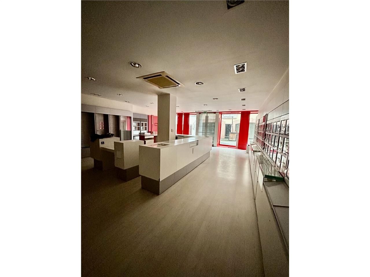 Vente local commercial 99.65 m² non divisibles