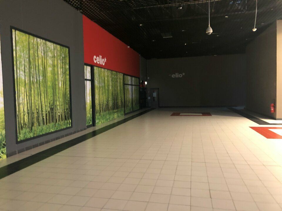 Location local commercial - 299 m²