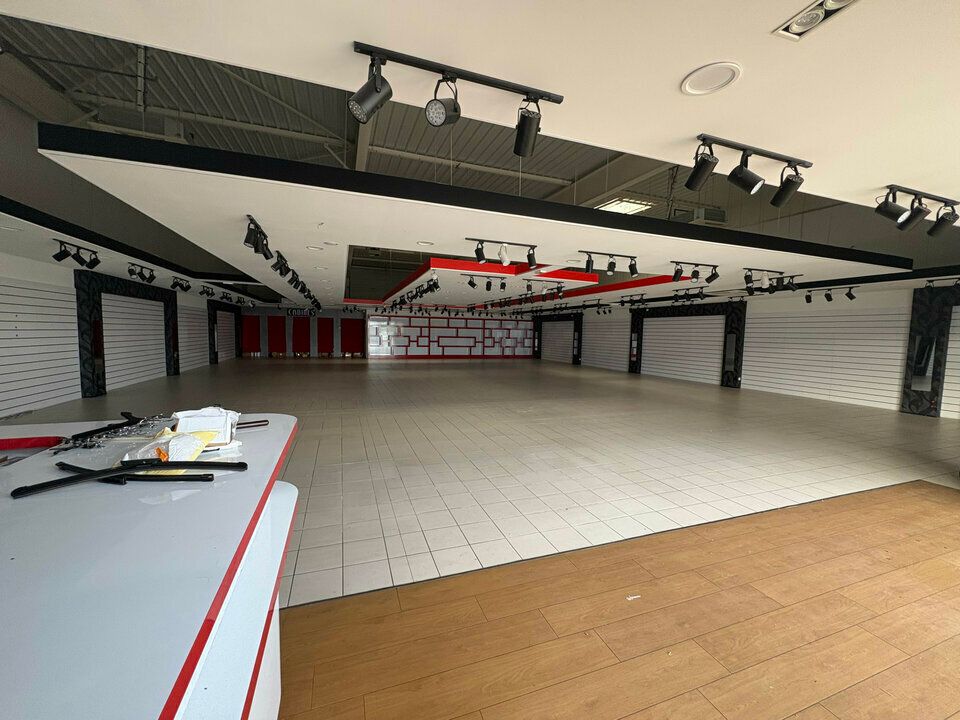 Location local commercial 477.17 m² non divisibles