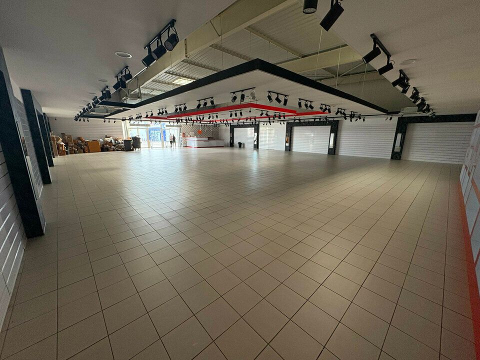 Location local commercial - 477 m²