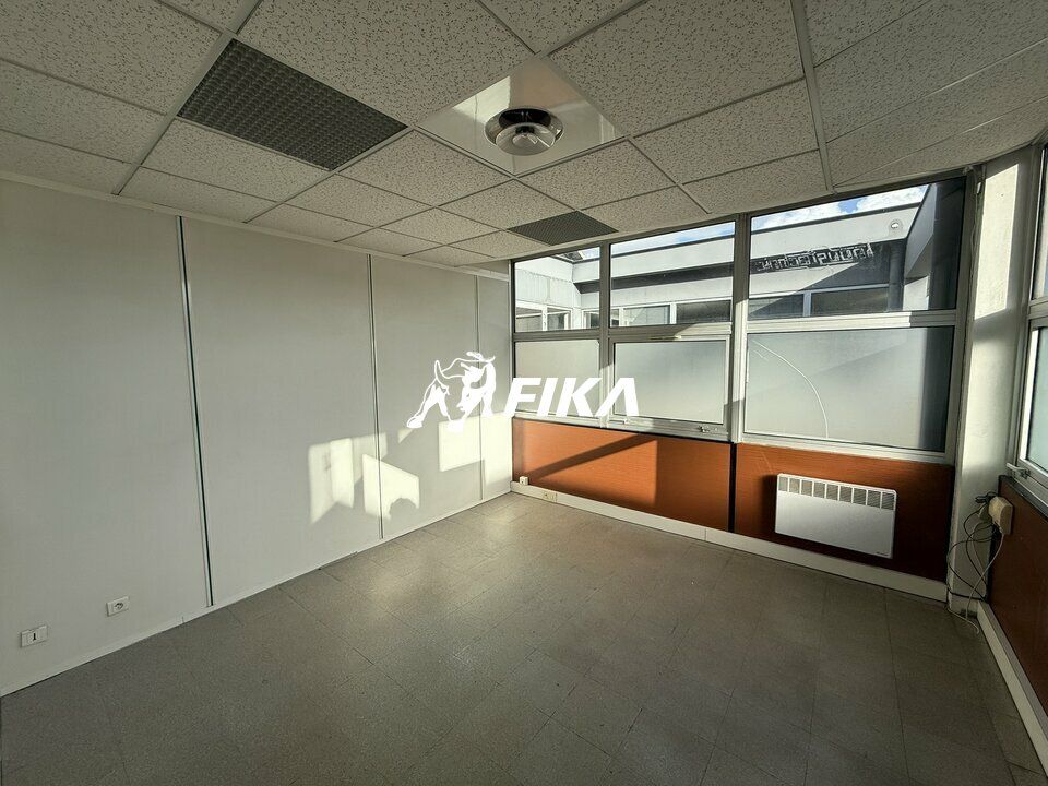BUREAUX - A LOUER - 810 m² - (33300) BORDEAUX