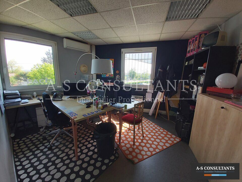 TOUSSIEU (69780) à louer ensemble de bureaux d'une surface totale de 172 m² sur 2 étages situé sur un axe passant proche de l'A43 avec stationnements privatifs.