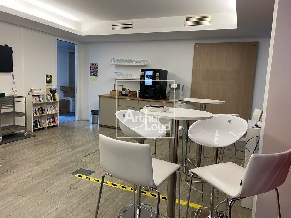 Carré Sénart dans immeuble de bonne facture