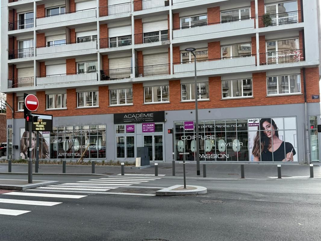 Location local commercial 304 m² non divisibles