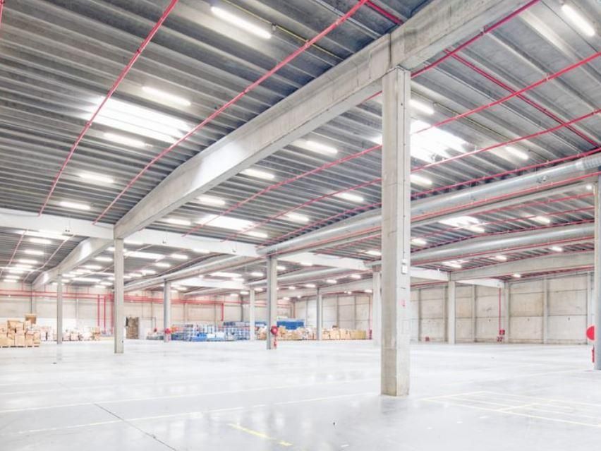 Location entrepôts 7528 m² non divisibles