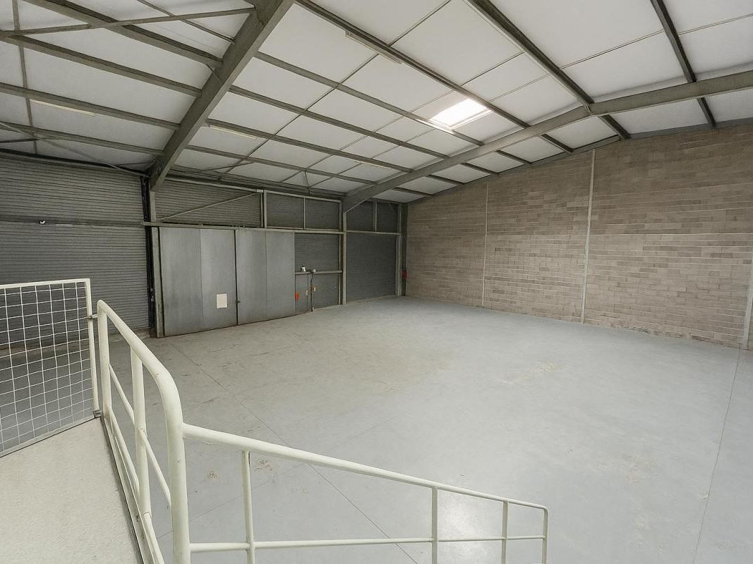 Location entrepôts 650 m² non divisibles