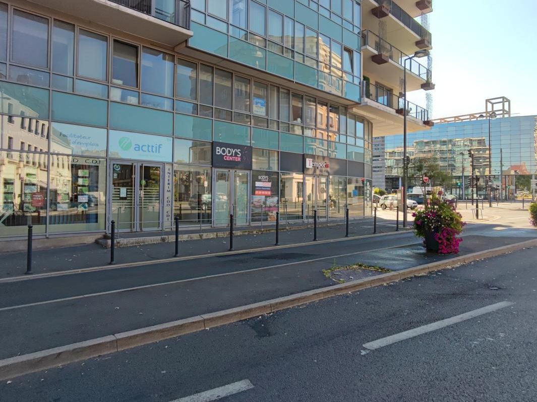 Location local commercial 94 m² non divisibles