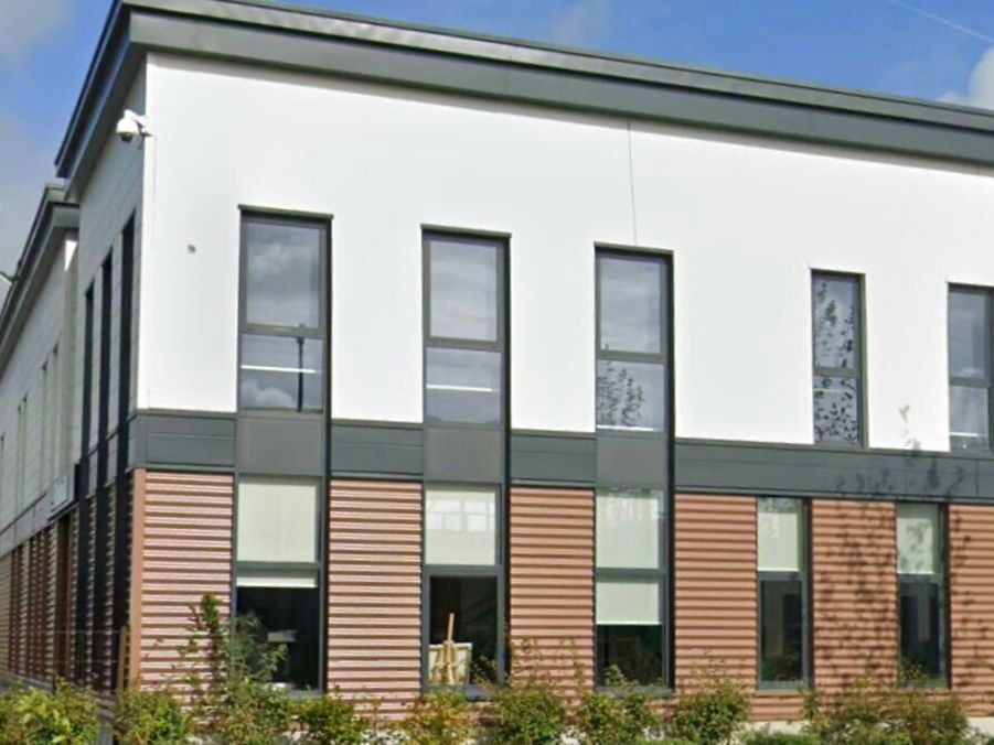 Location local d''activites 160 m² non divisibles