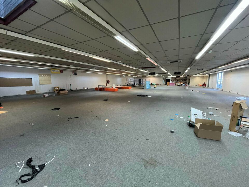 LOCAL COMMERCIAL A LOUER VISIBLE DEPUIS UNE RUE TRES PASSANTE