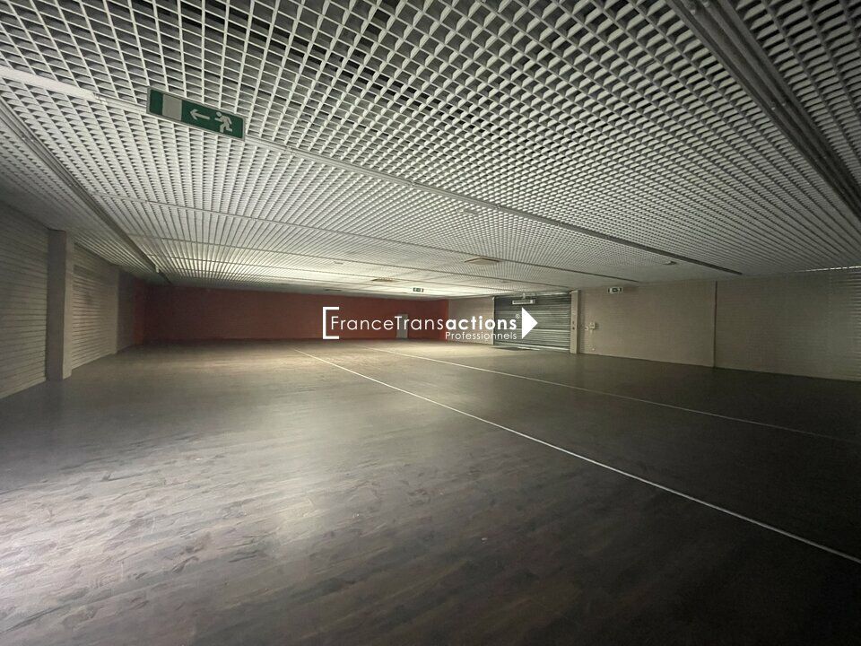 Location local commercial 600 m² non divisibles