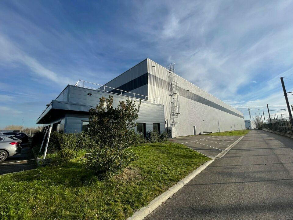 Location local d''activites 4326 m² non divisibles