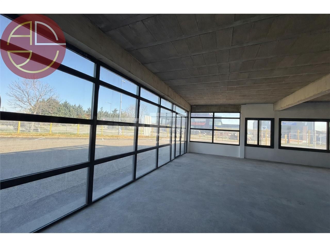 Location local commercial 220 m² à SAINT-LYS