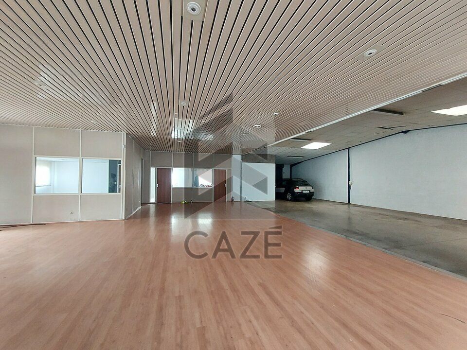Bâtiment indépendant à louer avec un grand parking