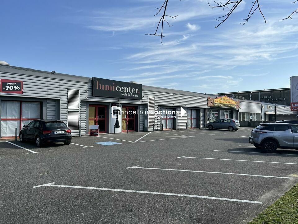 Location local commercial 1400 m² divisibles à partir de 100 m²