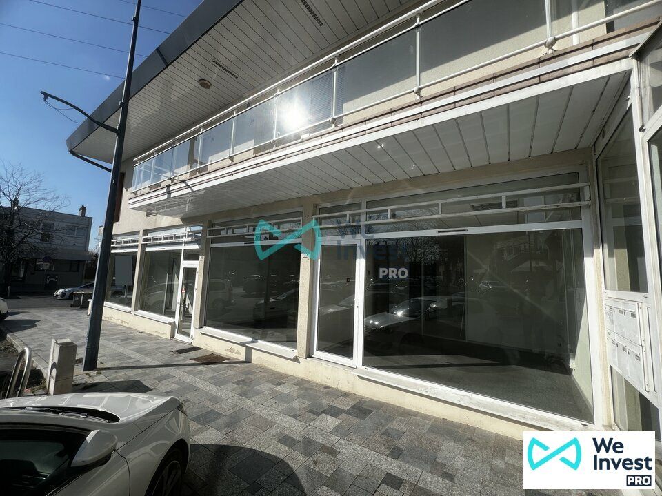 Local commercial de 231 m² + réserve de 30 m² sur place commerçante