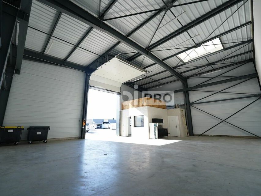 Location local d''activites 180 m² non divisibles