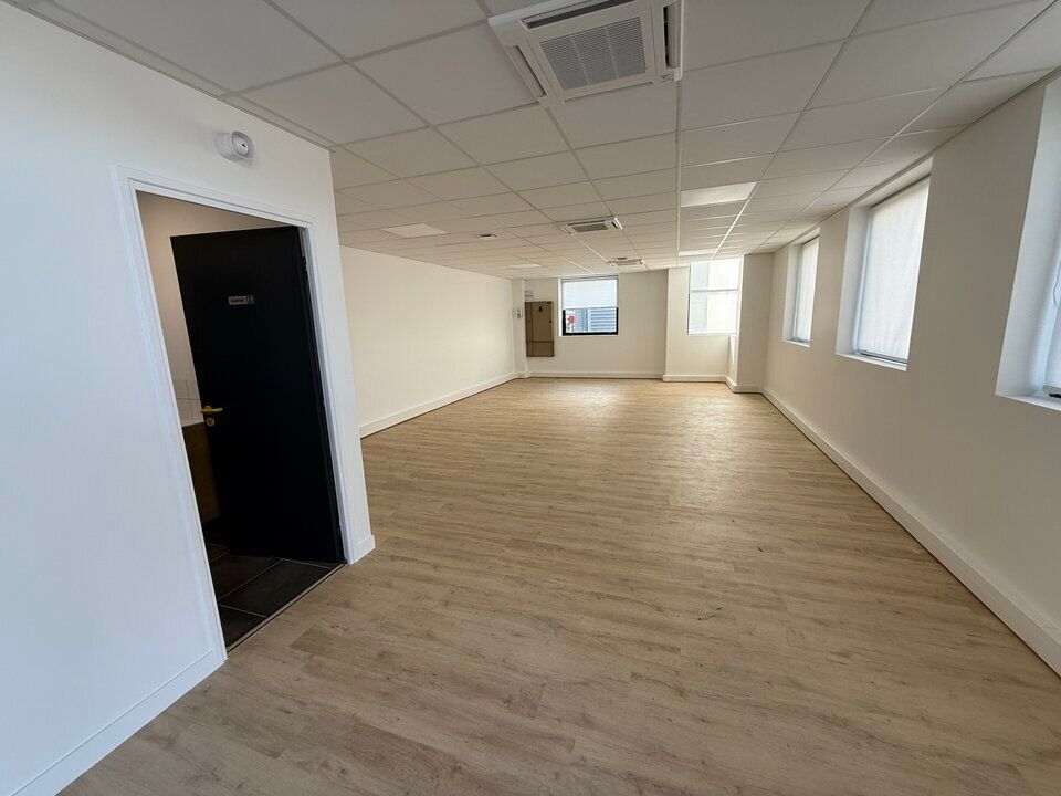 France Locaux vous propose un local d'activité et de bureaux à louer au sein d'une zone d'activité gardiennée.